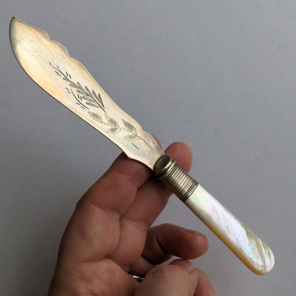 Other - Vintage silver spreader, stamped, with the mother of pearl handle